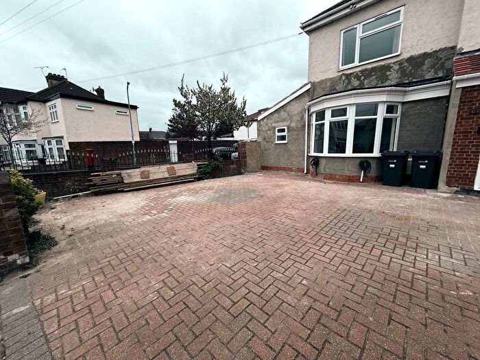 3 Bedroom Terraced House To Rent In Redbridge Lane East, IG4