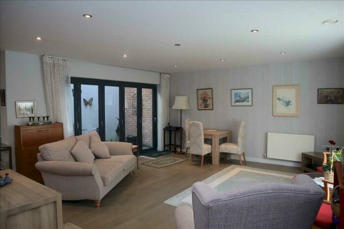 3 Bedroom End Of Terrace House To Rent In Moments From Coulsdon High Street, CR5