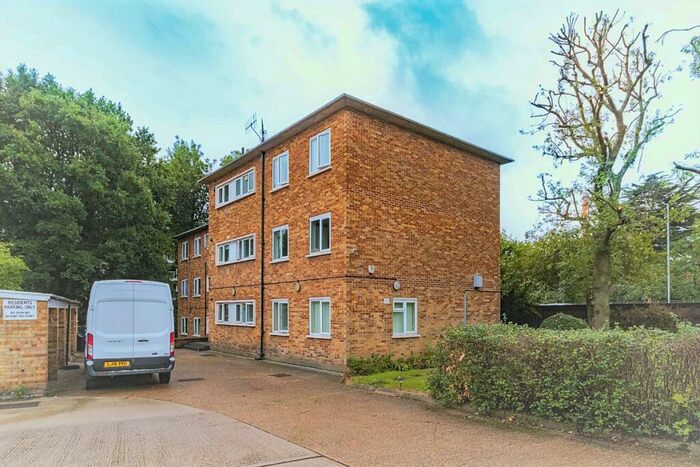 3 Bedroom Flat To Rent In Rosewood House, Great North Way, Hendon, NW4