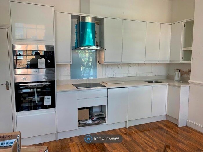 3 Bedroom Flat To Rent In Camberwell New Rd, London, SE5