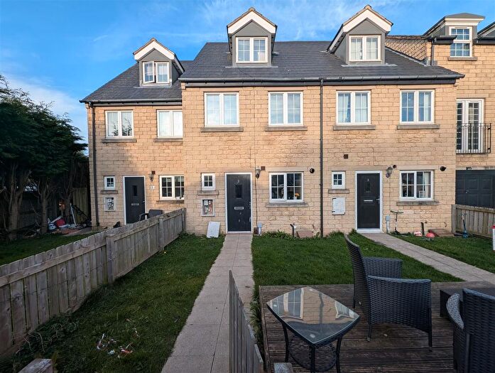 4 Bedroom Town House To Rent In Far Highfield Close, Idle, BD10