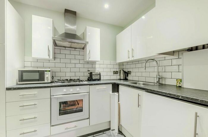 2 Bedroom Flat To Rent In Earls Court Road, Earls Court, London, SW5