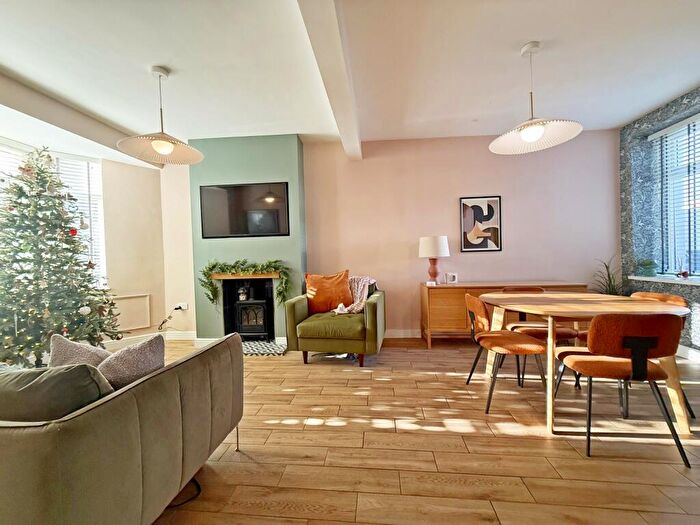 4 Bedroom Semi-Detached House For Sale In The Avenue, Tonyrefail, Porth, Rhondda Cynon Taff., CF39