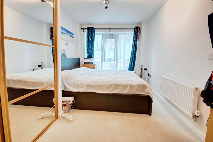 2 Bedroom Flat For Sale In Gartlet Road, Watford, WD17