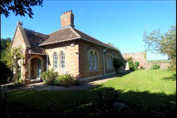 2 Bedroom Bungalow To Rent In Heathfield, Taunton, TA4