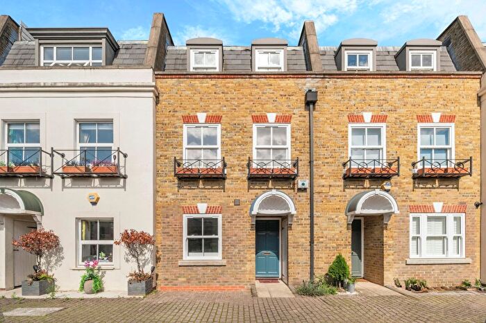 4 Bedroom Mews To Rent In Fielding Mews, Barnes, SW13