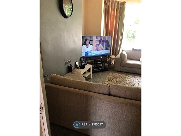 1 Bedroom Flat To Rent In Roundhay Place, Leeds, LS8