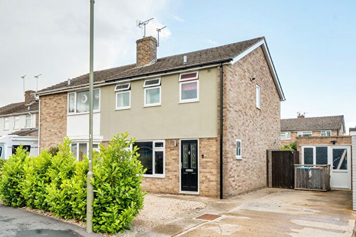 3 Bedroom Semi-Detached House For Sale In Clarkston Road, Carterton, Oxfordshire, OX18