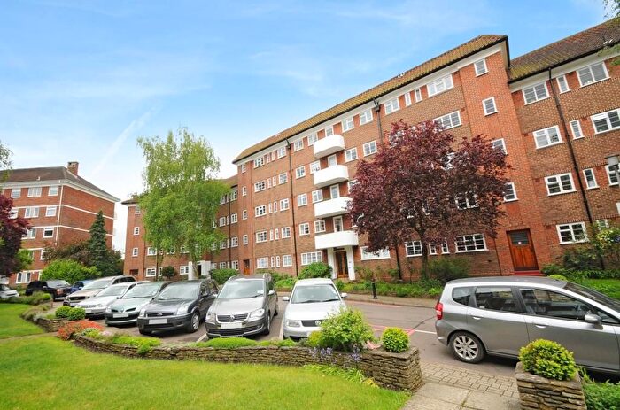 3 Bedroom Flat To Rent In Courtlands Sheen Road, Richmond, TW10