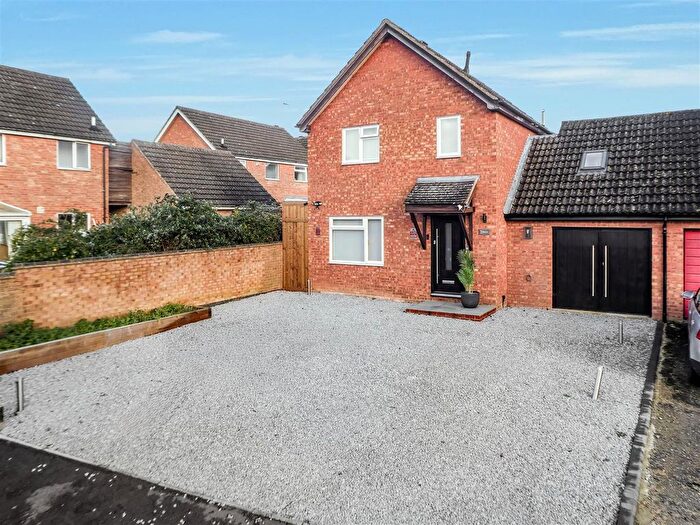 3 Bedroom Link Detached House For Sale In Ellenstow, Bradwell, Milton Keynes, MK13