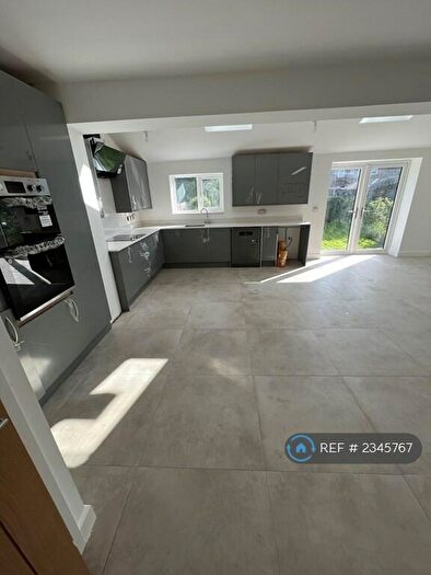 4 Bedroom Semi-Detached House To Rent In Hollins Walk, Wythenshaw, M22