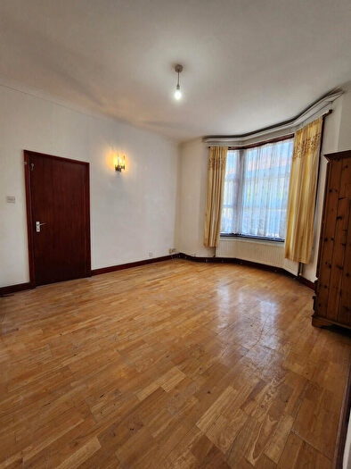 Studio To Rent In Brent View Road, London, NW9