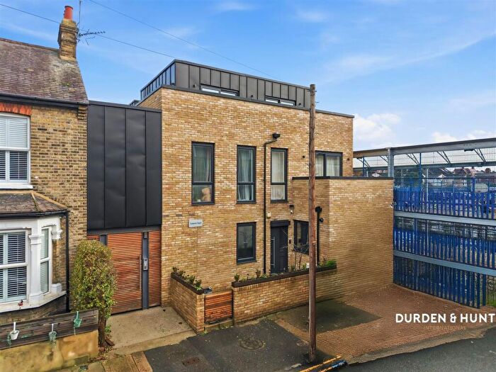 3 Bedroom Apartment To Rent In Fifth Avenue, Cameron Court, E12