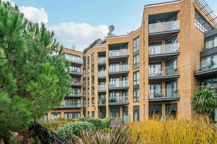 2 Bedroom Flat For Sale In Quayside House, Kew Bridge Road, TW8