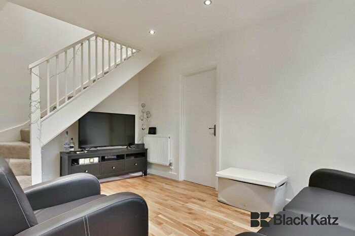 4 Bedroom End Of Terrace House To Rent In Rowditch Lane, Battersea, SW11