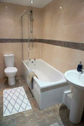 3 Bedroom Apartment To Rent In Balmoral Terrace, NE6