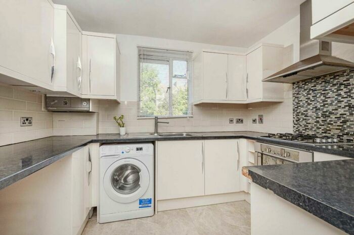 2 Bedroom Flat To Rent In Mayford Close, Balham, SW12