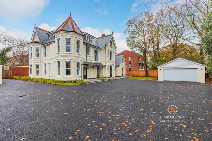 2 Bedroom Apartment For Sale In Beechey Road, Bournemouth, BH8