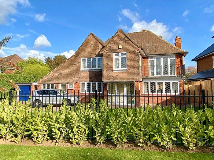 5 Bedroom Detached House For Sale In Cricket Way, Weybridge, KT13