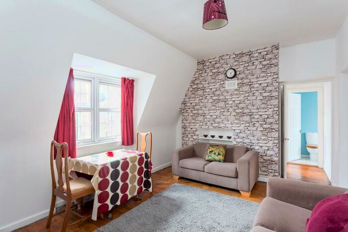 3 Bedroom Flat To Rent In Cambridge Heath Road, London, E2