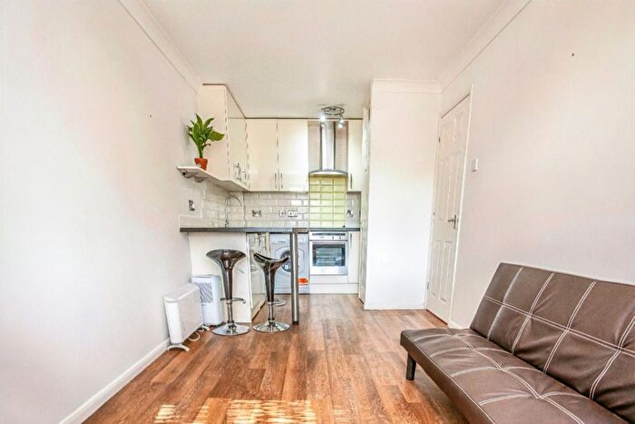 1 Bedroom Flat To Rent In St. Albans Road, Watford, WD25