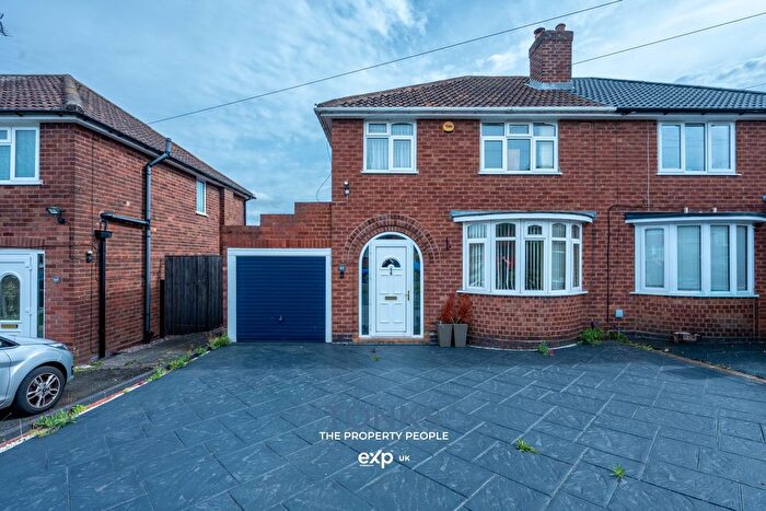 3 Bedroom Semi Detached House For Sale In Willowsbrook Road, Halesowen, B62