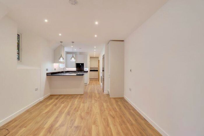 1 Bedroom Flat For Sale In Longcross Road, Chertsey, KT16