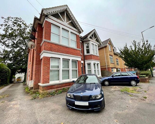 Flat To Rent In Richmond Park Road, Charminster, BH8