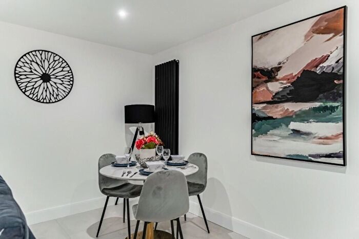 6 Bedroom Semi-Detached House To Rent In Blantyre Road, Liverpool, L15