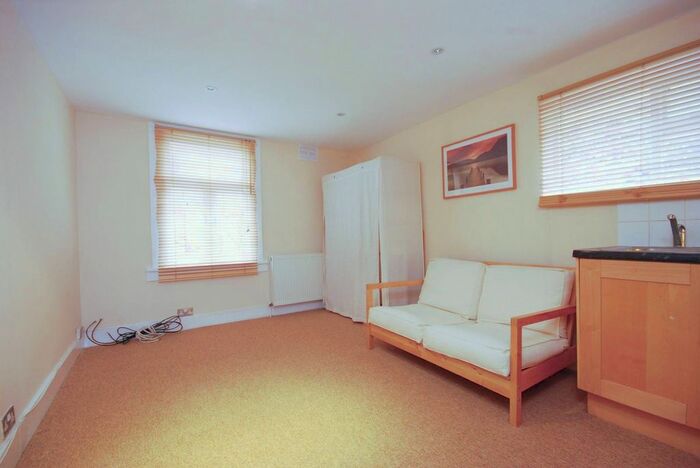 Studio For Sale In Tarbert Road, East Dulwich, London, SE22