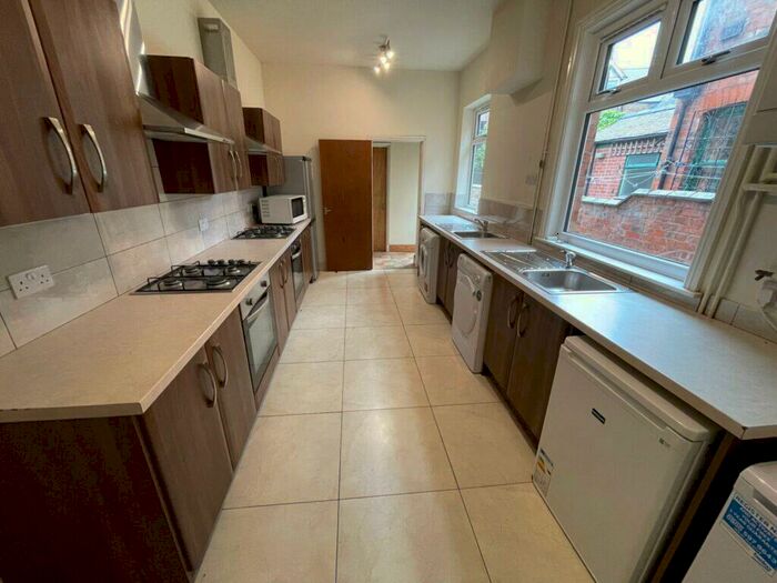 6 Bedroom Terraced House To Rent In Kimberley Road, Leicester, LE2
