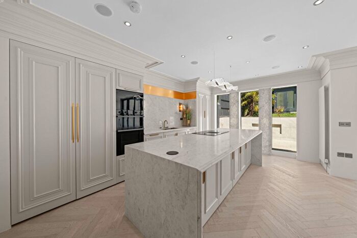 4 Bedroom Semi-Detached House For Sale In Donnington Road, London, NW10