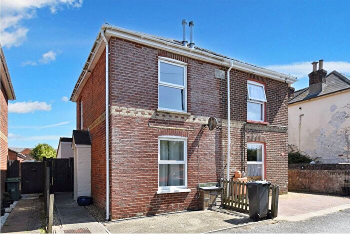 3 Bedroom Semi-Detached House To Rent In Worsley Road, Newport, PO30