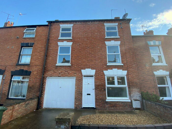 3 Bedroom Town House To Rent In West Street, Banbury, Oxon, OX16