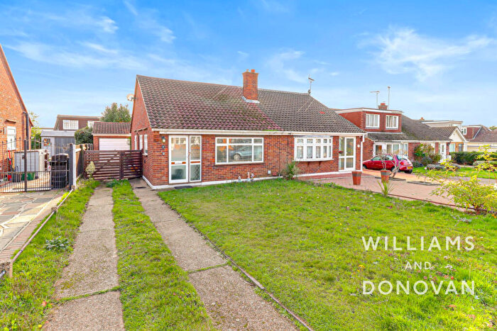 4 Bedroom Semi Detached House For Sale In Farm Way, Thundersley, SS7