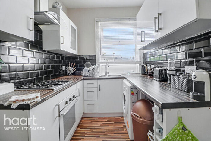 2 Bedroom Flat For Sale In Silverdale Avenue, Westcliff On Sea, SS0