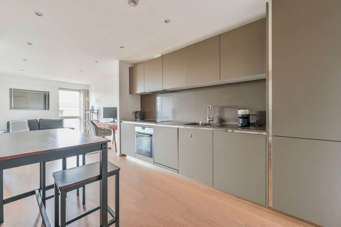 1 Bedroom Flat To Rent In Balham Hill, Clapham Common South Side, London, SW12
