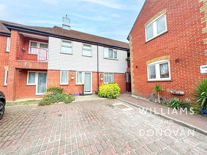 1 Bedroom Flat For Sale In East Street, Rochford, SS4