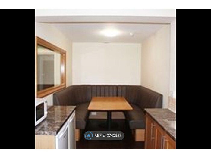 6 Bedroom Flat To Rent In Hawks Road, Kingston Upon Thames, KT1