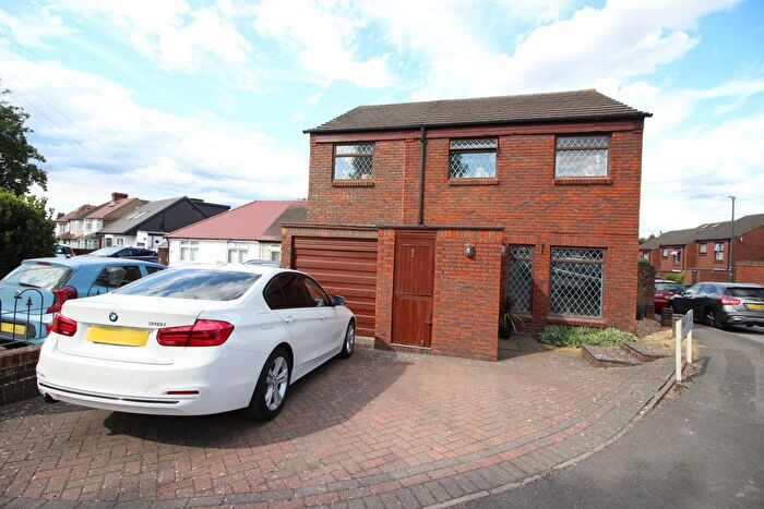4 Bedroom Detached House For Sale In Dorking Close, Worcester Park, KT4