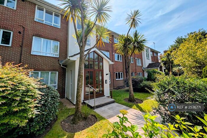 2 Bedroom Flat To Rent In Beechcroft, Bournemouth, BH1