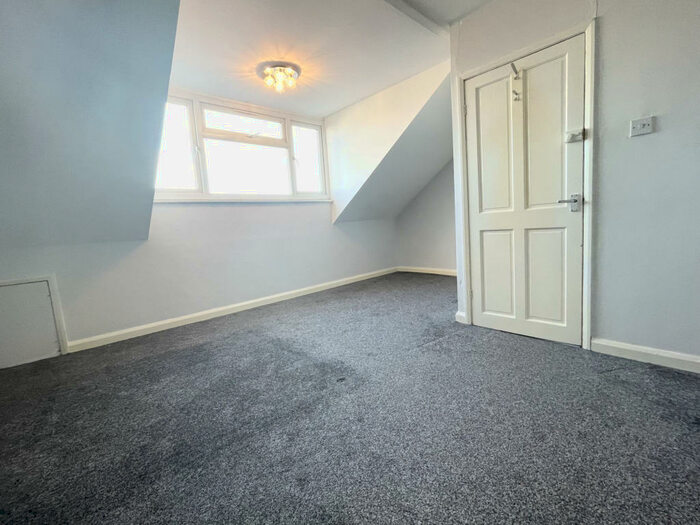 2 Bedroom Flat To Rent In Irwin Approach, Leeds, West Yorkshire, LS15