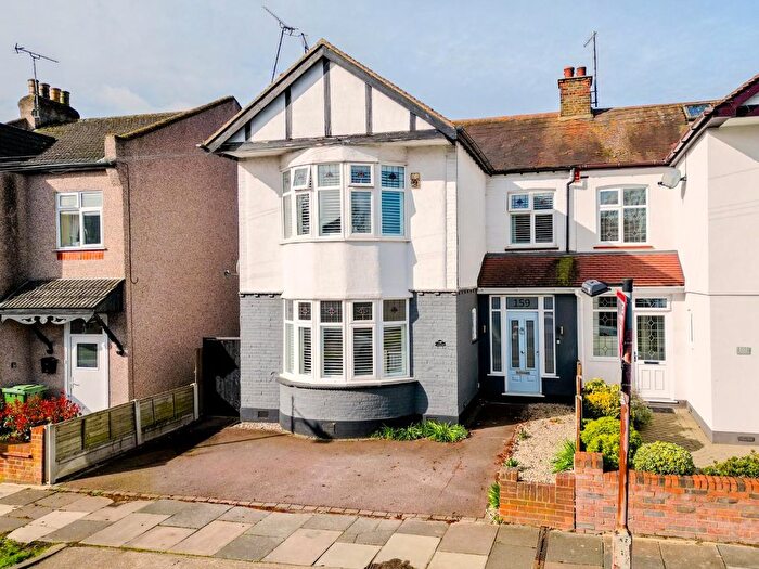 3 Bedroom Semi Detached House For Sale In Kingswood Chase, Leigh-On-Sea, SS9