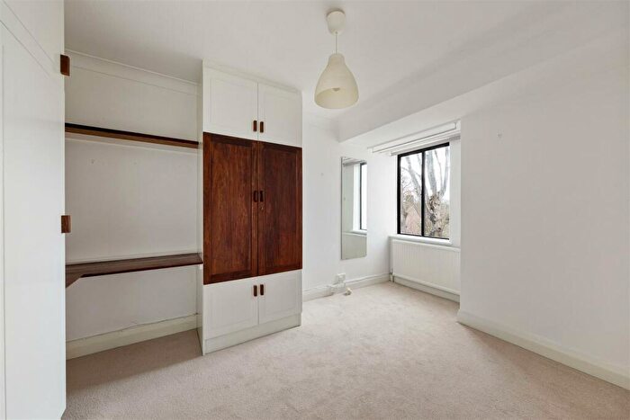 2 Bedroom Flat For Sale In Forest Court, Wanstead, E11