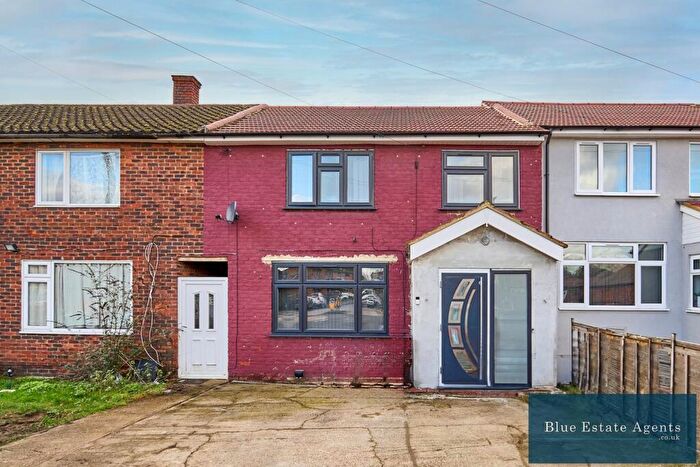 4 Bedroom Terraced House For Sale In Long Readings Lane, Slough, SL2