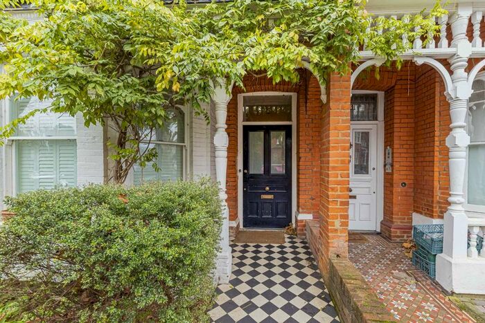 3 Bedroom Flat To Rent In Kings Avenue, London, N10