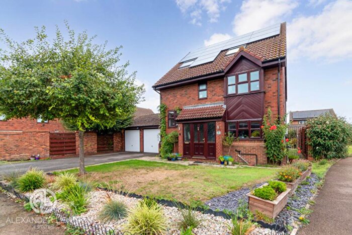 5 Bedroom Detached House For Sale In Applecroft, Lower Stondon, SG16