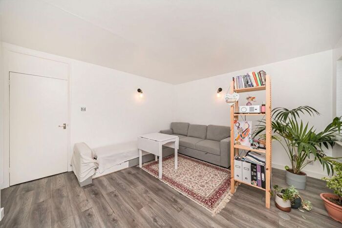 1 Bedroom Flat To Rent In Carlisle Close, Kingston Upon Thames, KT2
