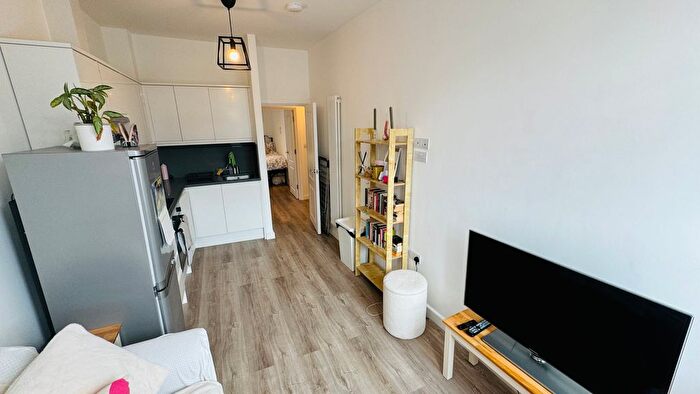2 Bedroom Flat To Rent In Balham High Road, London, SW12