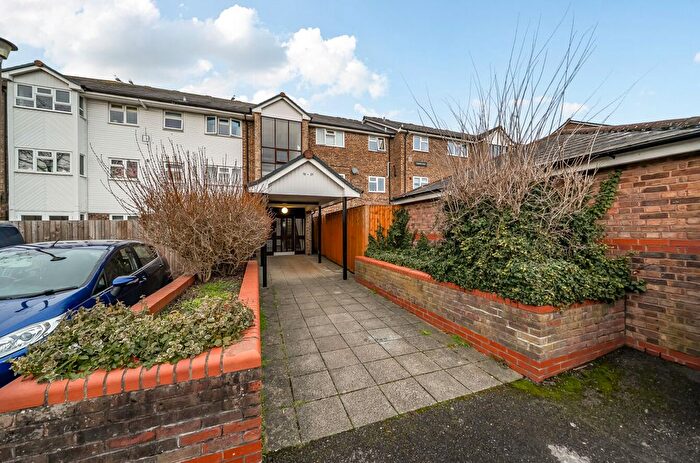 2 Bedroom Flat For Sale In St. Andrews, Bracknell, Berkshire, RG12